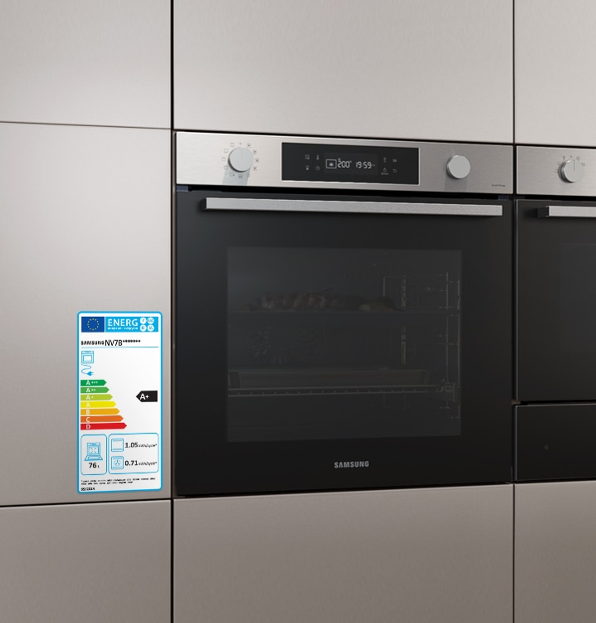 Un horno con etiqueta energética y una pegatina de la marca Samsung al lado.