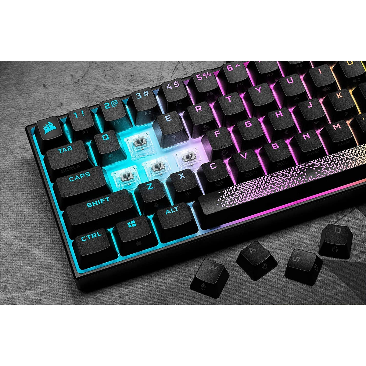 Primer plano de un teclado para juegos que muestra las teclas y la iluminación.