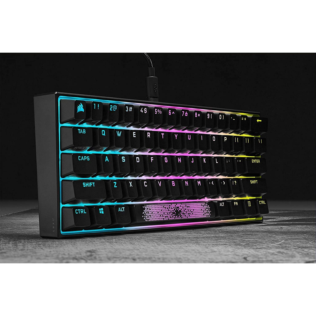 Teclado compacto negro. Teclas retroiluminadas RGB. Logotipo de Corsair. Teclas iluminadas en colores.