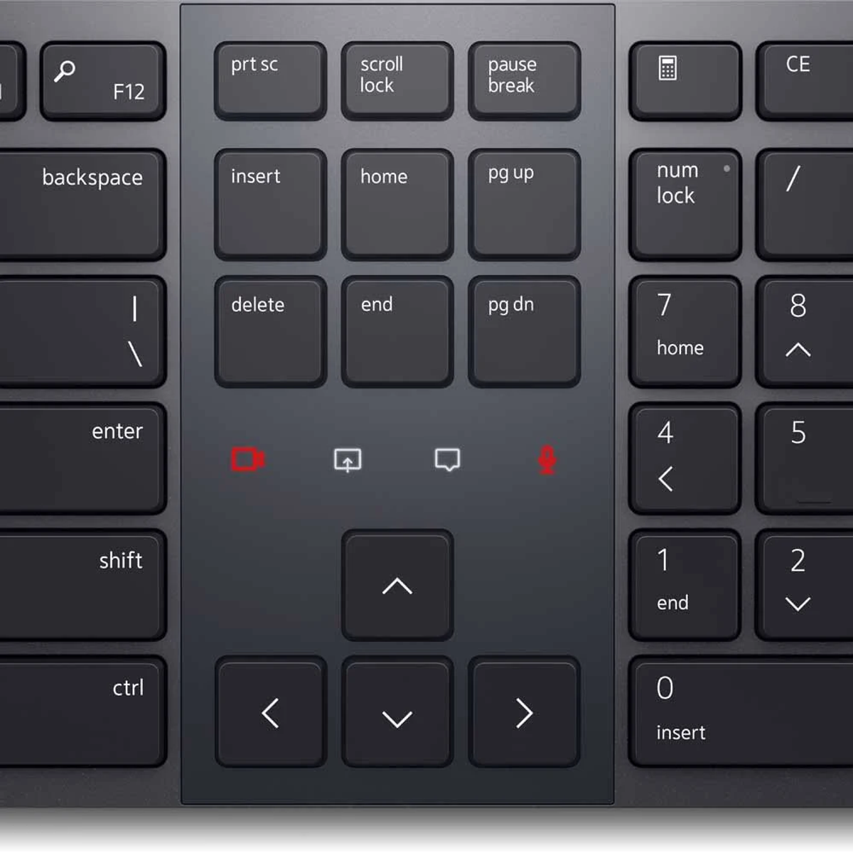 Zbliżenie szarej klawiatury z klawiszami, w tym backspace, enter, shift, ctrl i klawiaturą numeryczną.