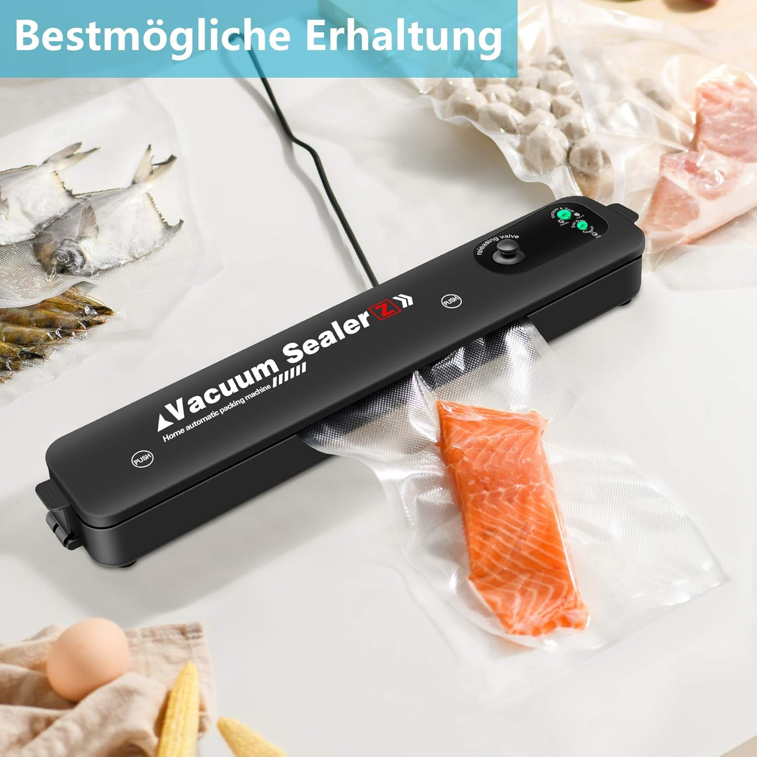 Schwarzes Vakuumiergerät, das eine Tüte mit Lachs versiegelt. Andere Tüten mit Essen sind im Hintergrund.