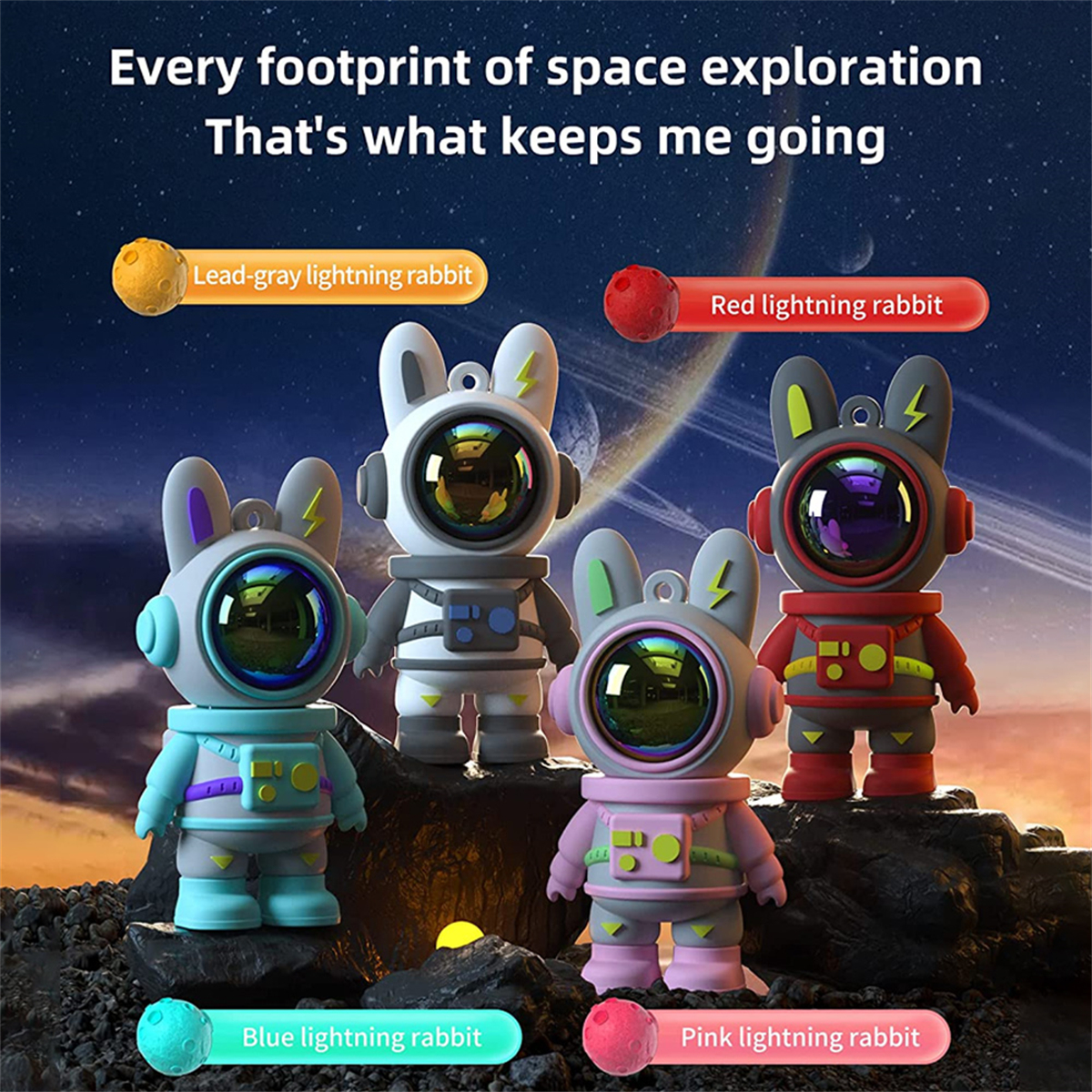 Vier Spielzeuge im Astronauten-Design, jedes mit unterschiedlichen Farben und einem Textlabel.