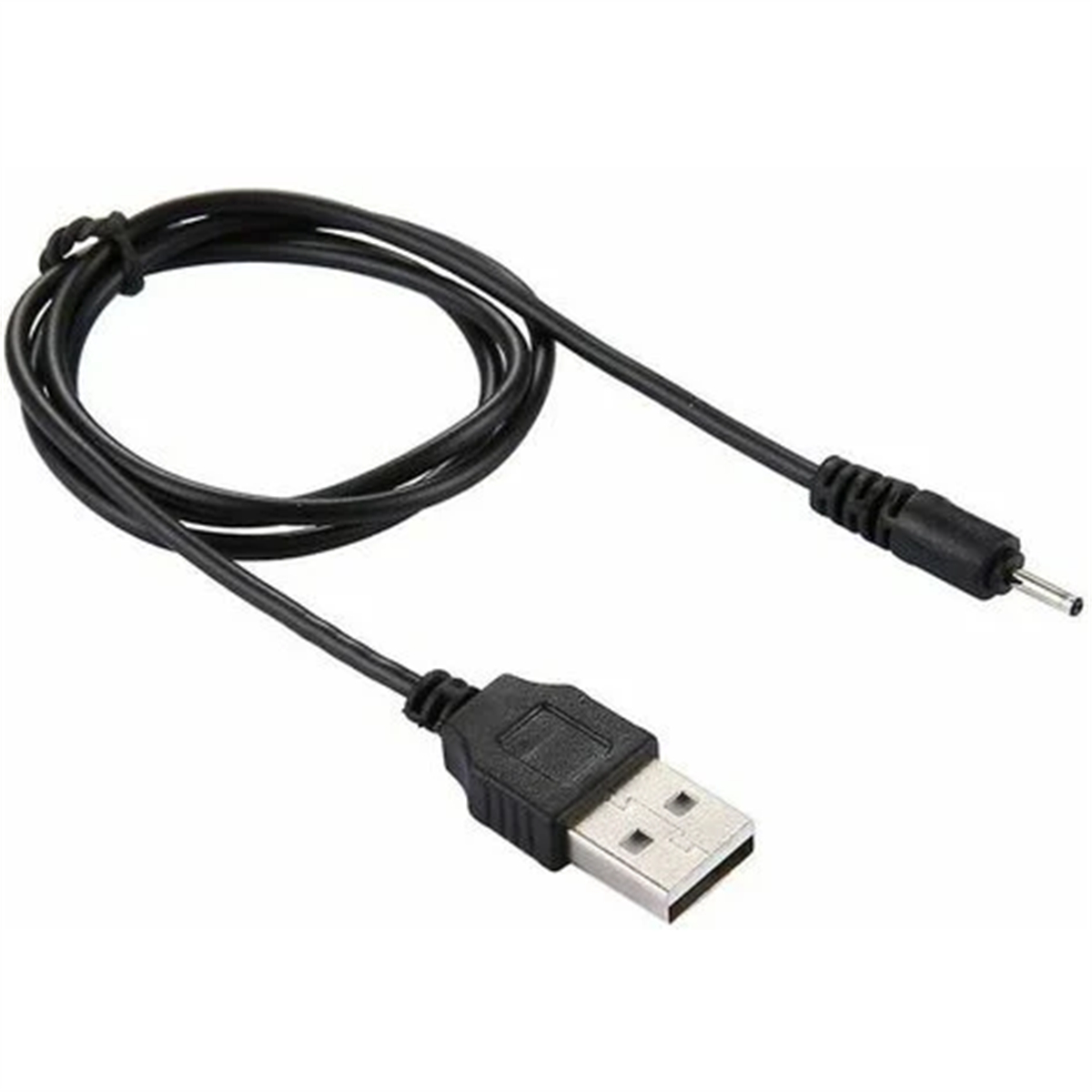 Ein schwarzes USB-zu-DC-Stromkabel. Das USB-Ende ist an einem, das DC-Ende am anderen.