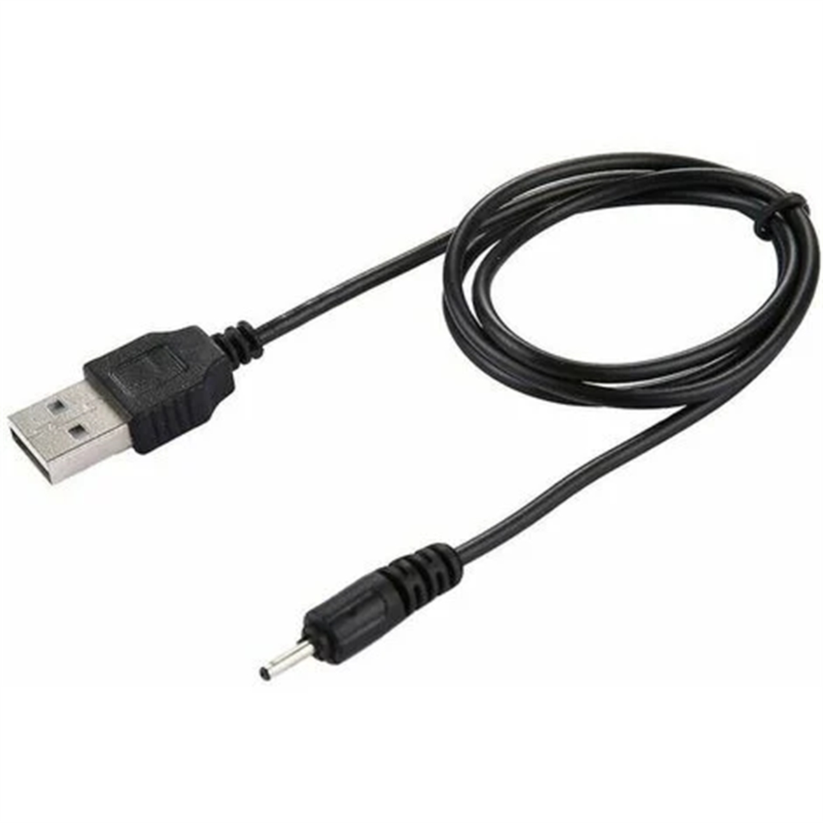 USB-Kabel mit kleinem schwarzen Stecker und Stromanschlusskabel, auf weißem Hintergrund.