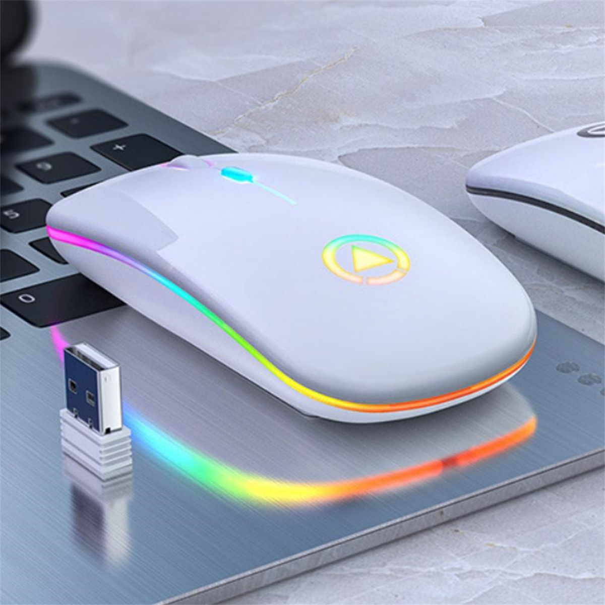 Weiße kabellose Maus mit farbigen Lichtern. USB-Empfänger ist eingesteckt.