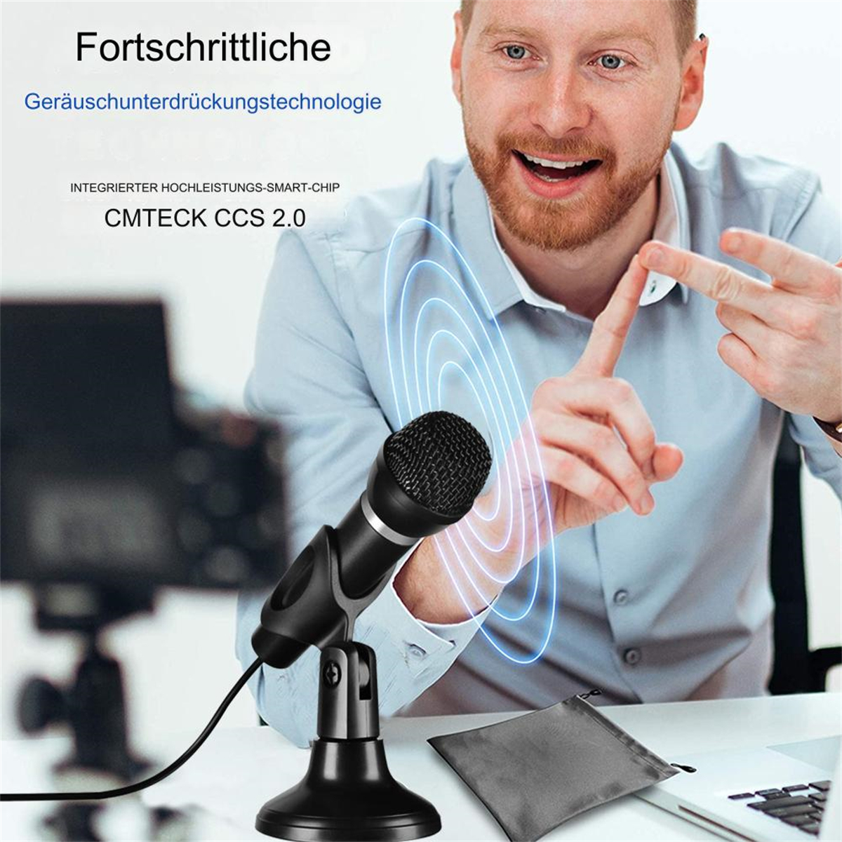 Ein Mann hält ein Mikrofon. Blaue Wellen um das Mikrofon. Eine graue Tasche vor ihm.