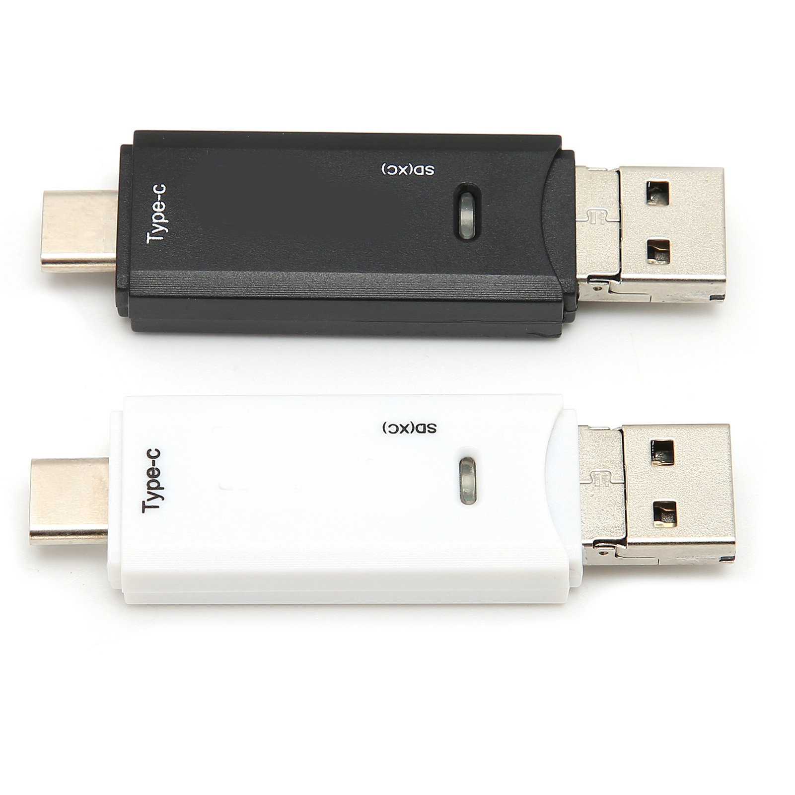 Zwei Kartenleser, schwarz und weiß, mit USB- und Typ-C-Anschlüssen. Auf weißem Untergrund.