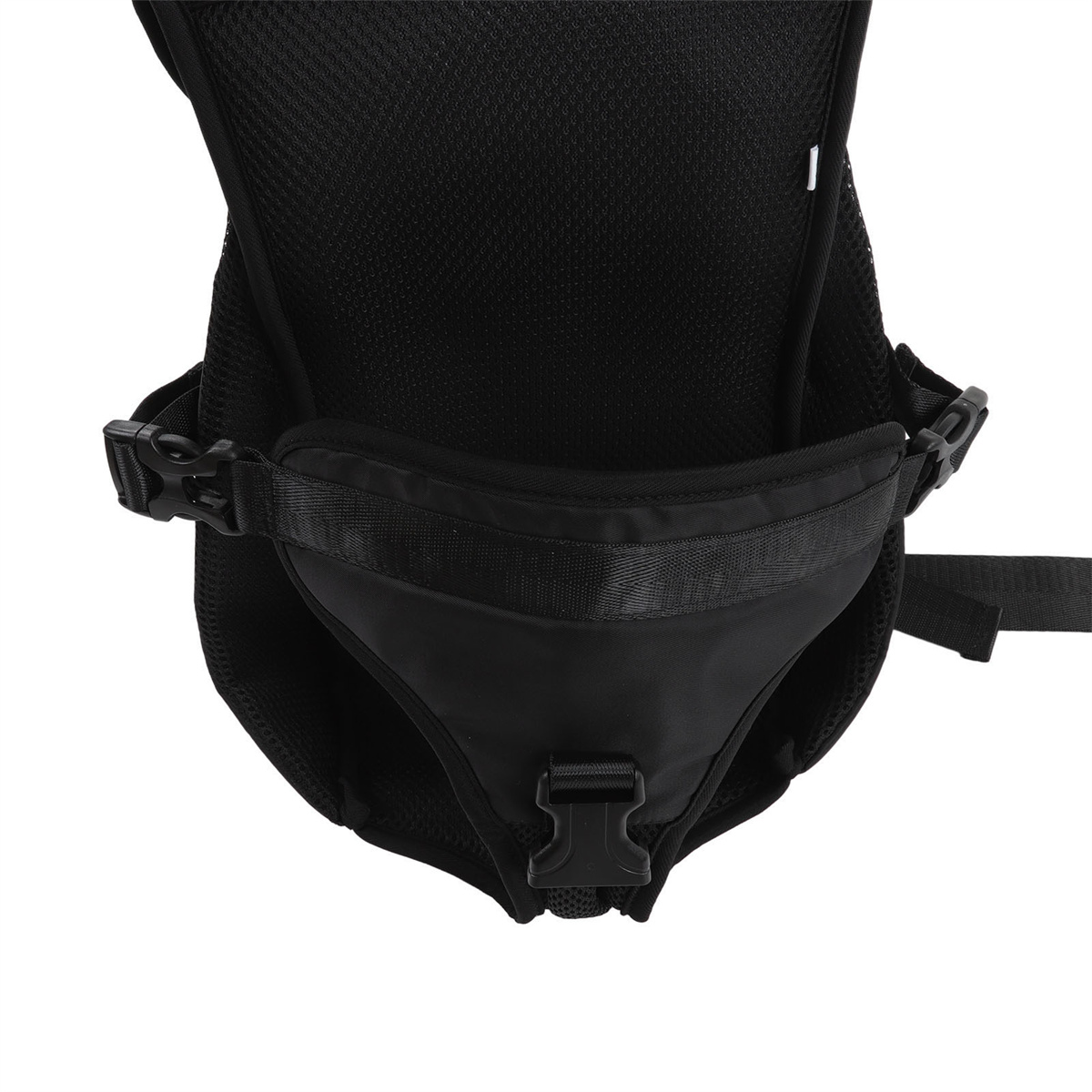 Ein schwarzer Rucksack mit verstellbaren Trägern und Schnallen.
