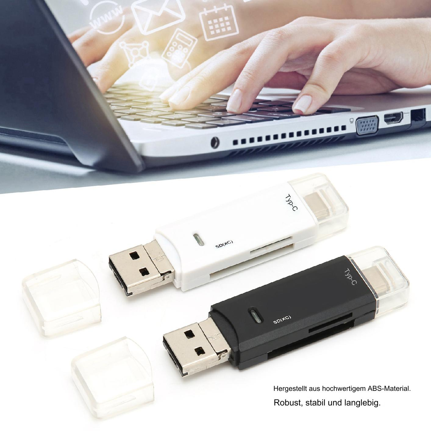 Zwei USB-Laufwerke mit Schutzkappen, eines weiß und eines schwarz, neben einer Person, die auf einem Laptop tippt.
