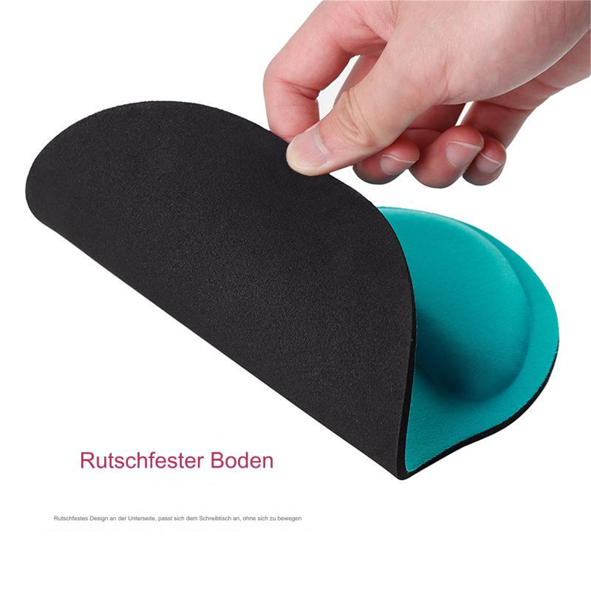 Eine Person hält ein ergonomisches Mauspad in Schwarz und Türkis, mit weißem Hintergrund.