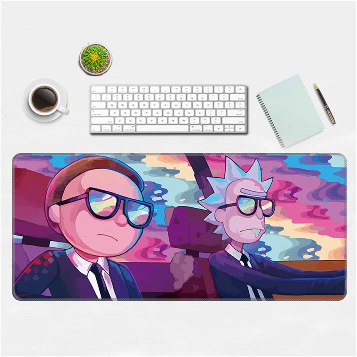 Mauspad mit Rick und Morty Charakteren. Tastatur, Kaffeetasse und Notizbuch auf einem Schreibtisch.