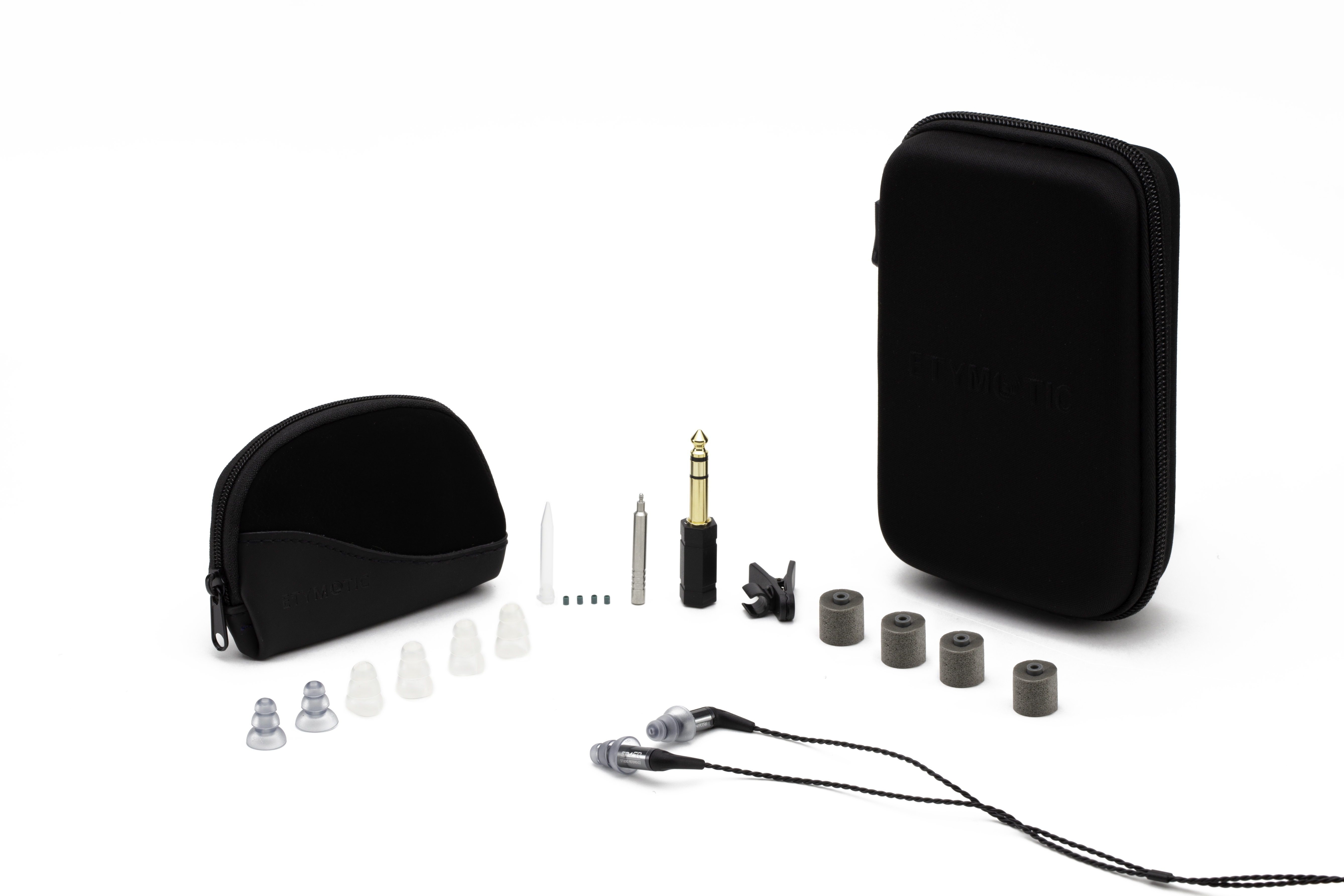 Oordopjes set met accessoires, waaronder een hoesje, reserve-oordopjes en een goudkleurige audio connector.