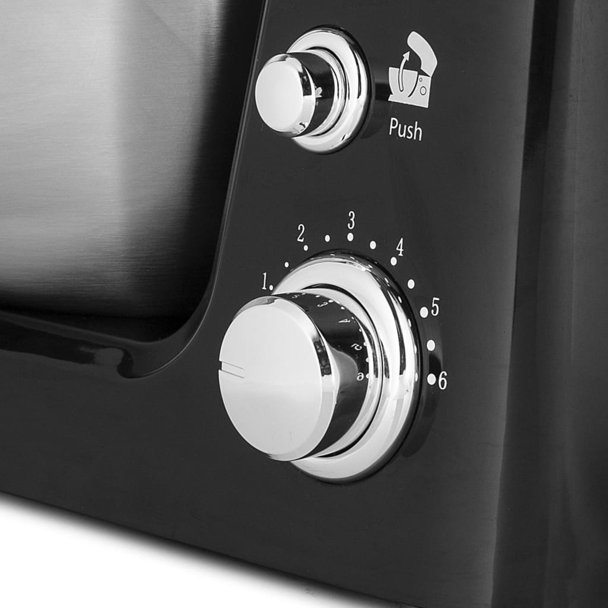 Primo piano di un mixer da cucina nero con quadranti, finiture cromate e numeri.