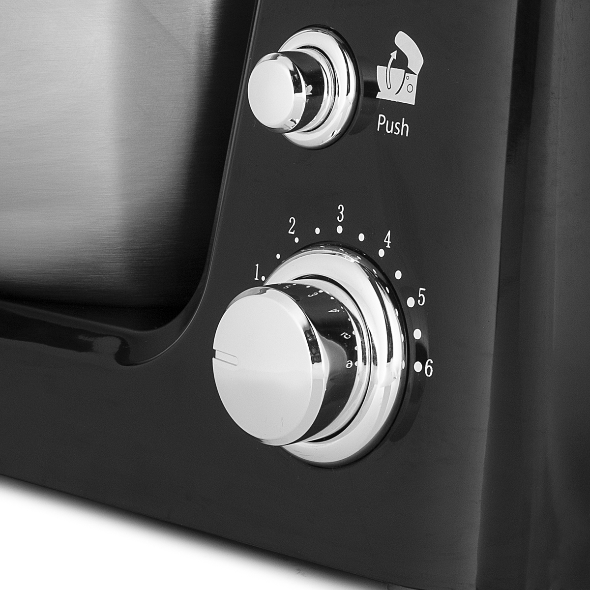 Un primo piano di un mixer nero con manopole cromate. Le manopole sono contrassegnate da 1 a 6 ed è anche scritto 'premi'.