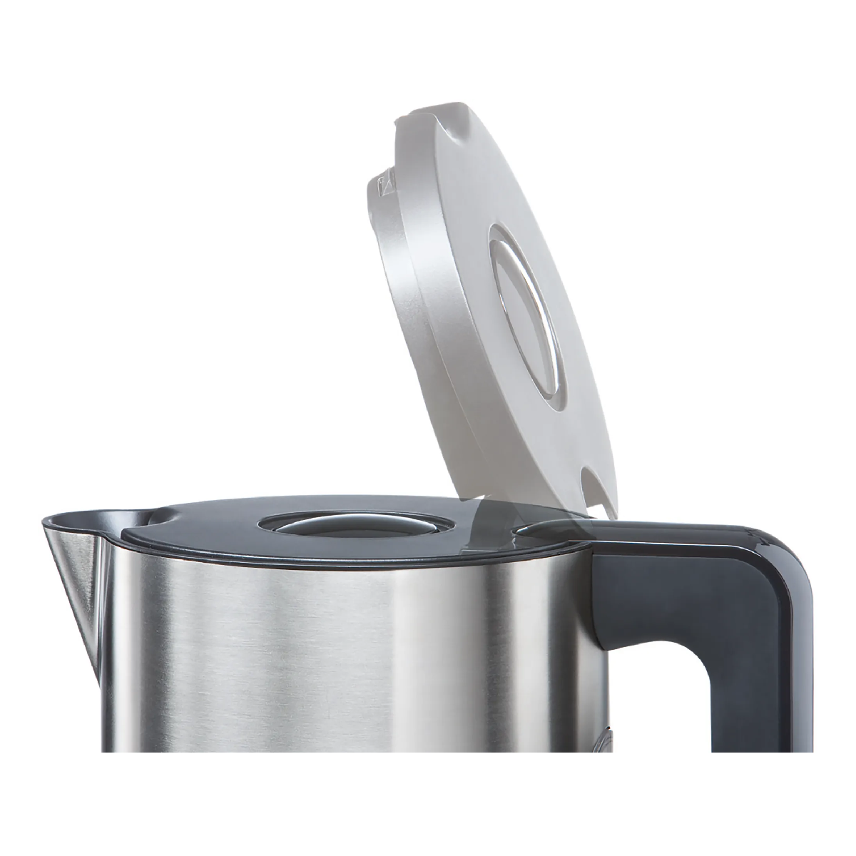 Zbliżenie srebrnego czajnika z czarnym uchwytem, otwartą pokrywą.