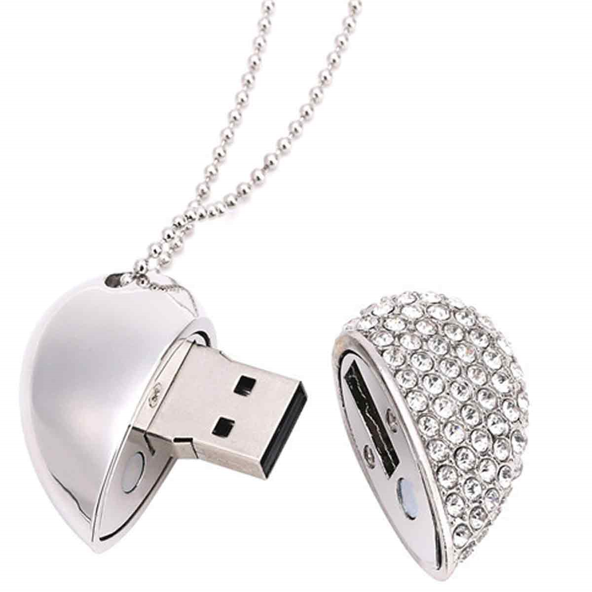 Ein silberner USB-Stick in einem herzförmigen Etui mit Strasssteinen. Silberkette und offenes Etui.