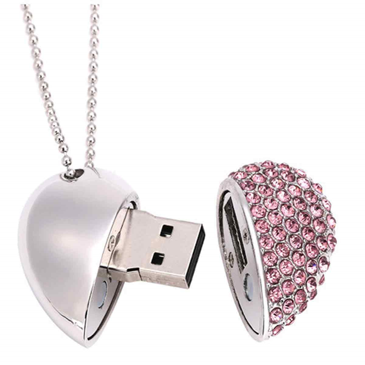Ein silberner herzförmiger USB-Stick mit einem pinkfarbenen, mit Juwelen besetzten Deckel, geöffnet, um den USB-Anschluss freizulegen.