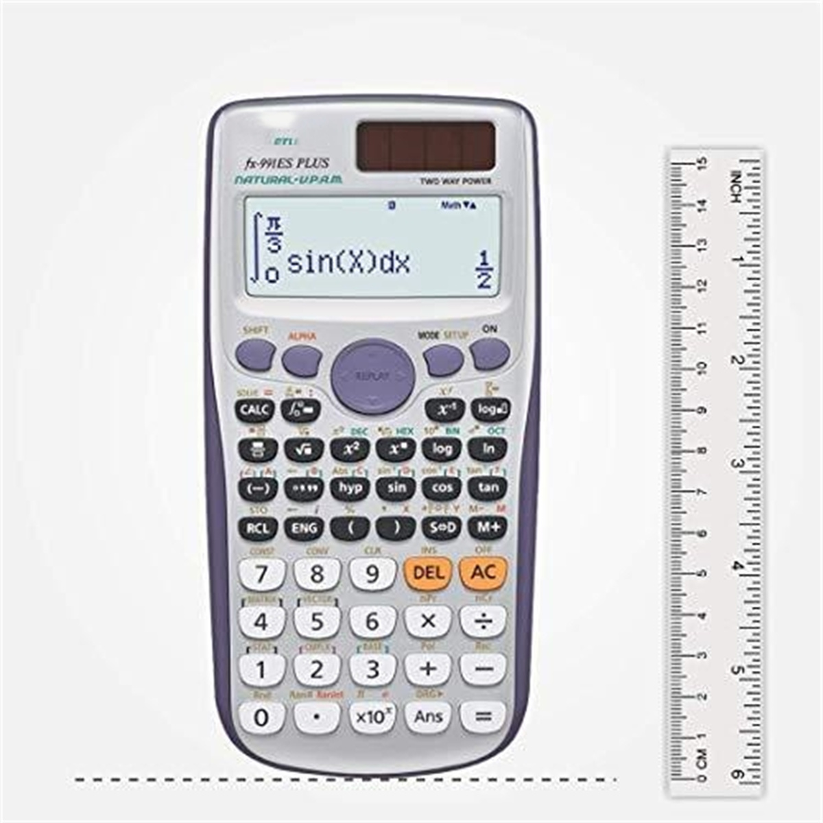 Wissenschaftlicher Taschenrechner mit Lineal daneben, der mathematische Formeln anzeigt.