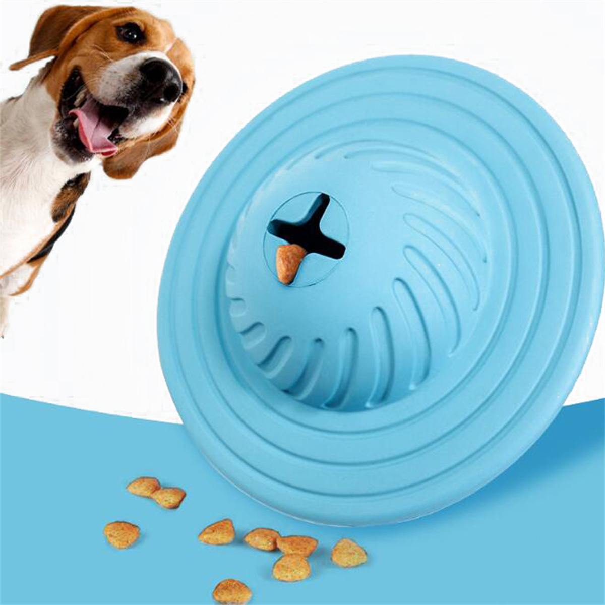 Hund spielt mit blauem Puzzlespielzeug. Leckerlis im Spielzeug, Zunge des Hundes draußen, verschwommener Hintergrund.