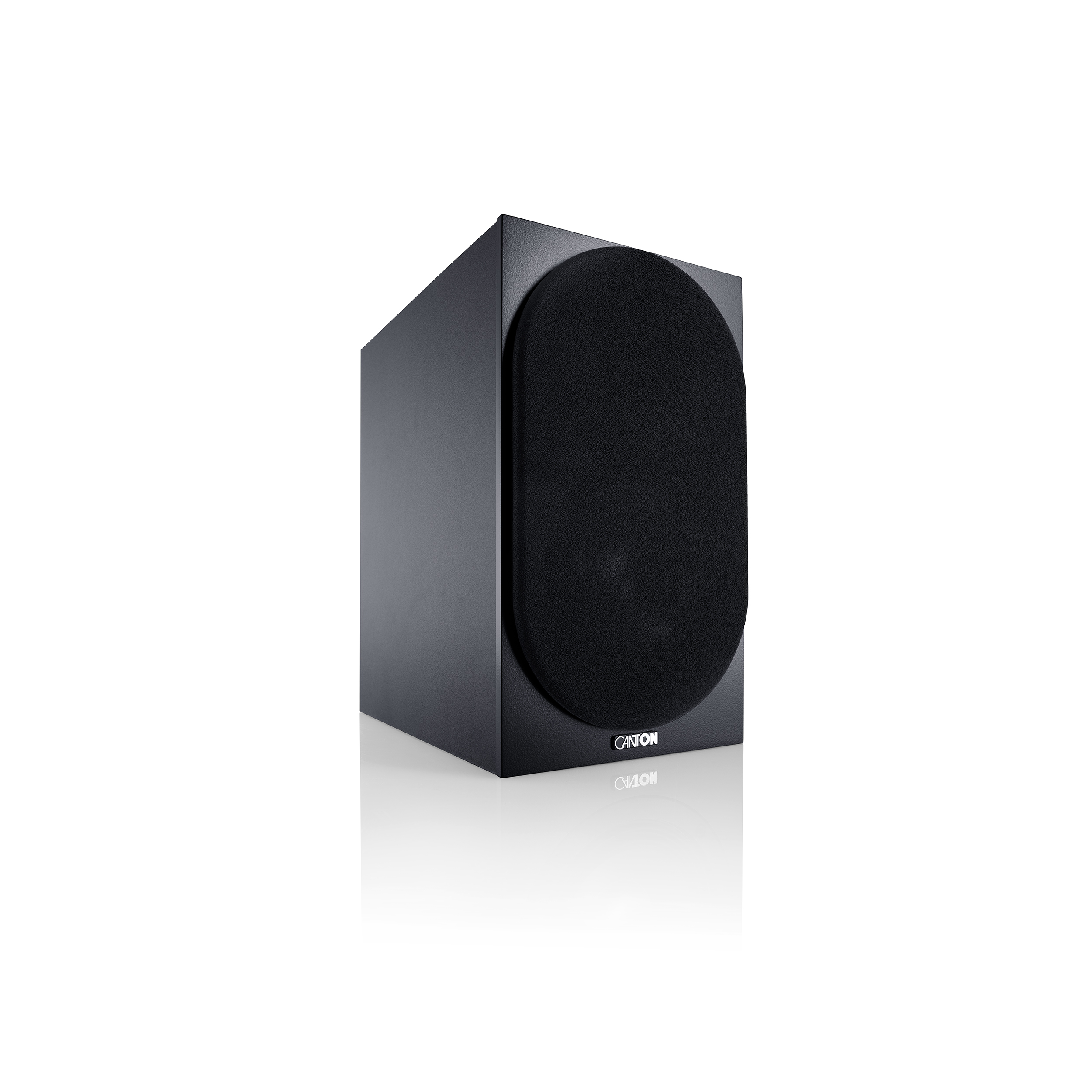Schwarzer Subwoofer-Lautsprecher mit abgerundeter Front. Weißer Hintergrund.