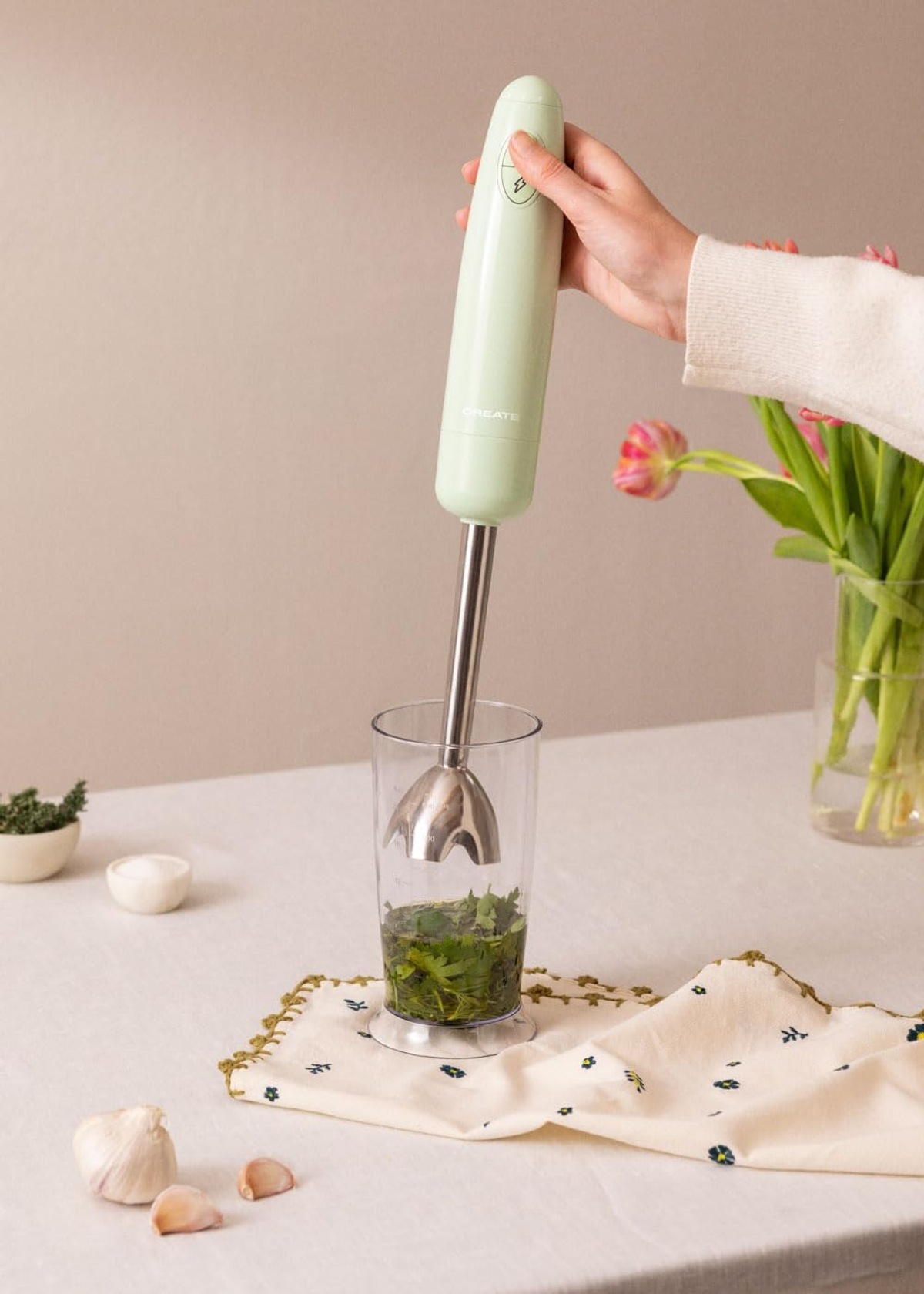 Una batidora de inmersión Bosch ErgoMixx roja y blanca sobre fondo blanco.