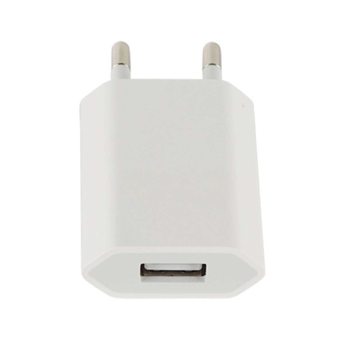 Weißes Ladegerät mit zwei Stiften für eine Steckdose und einem USB-Anschluss.