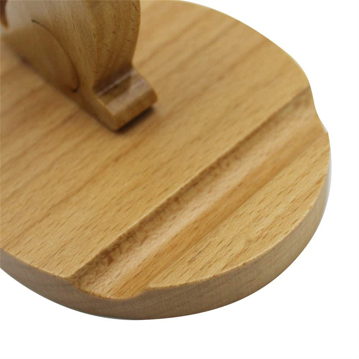 Telefonständer aus Holz mit Nut für das Telefon. Der Ständer ist aus hellem Holz gefertigt.