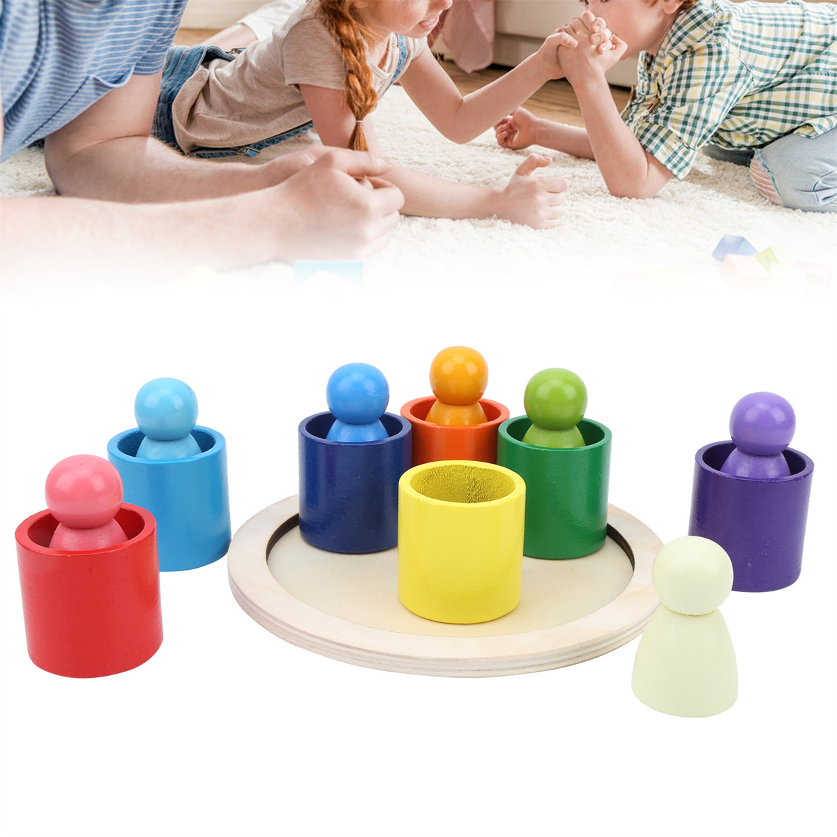 Holzspielzeug mit bunten Stiften und einer Ablage, mit zwei spielenden Kindern im Hintergrund.