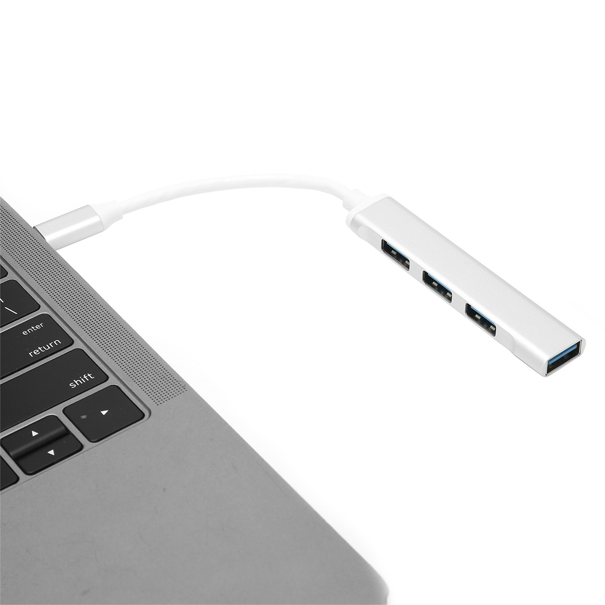 Laptop, verbunden mit einem weißen Hub mit vier USB-Anschlüssen. Weißer Hintergrund.