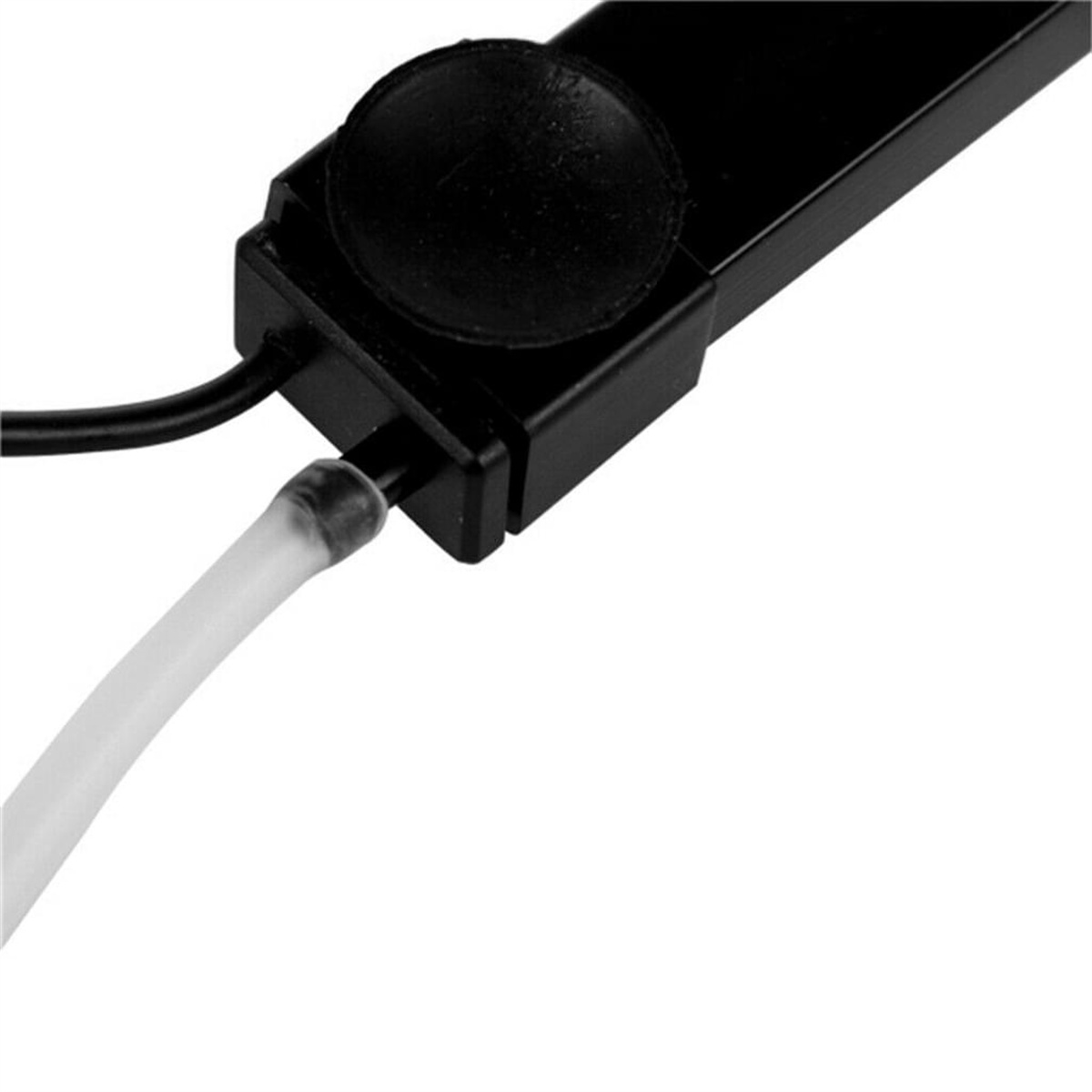Schwarzes Gerät mit Saugnapf, verbunden mit einem weißen Schlauch vor weißem Hintergrund.