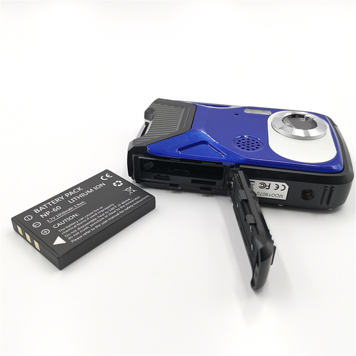Blaue und schwarze Digitalkamera mit Akku und geöffneter Abdeckung.