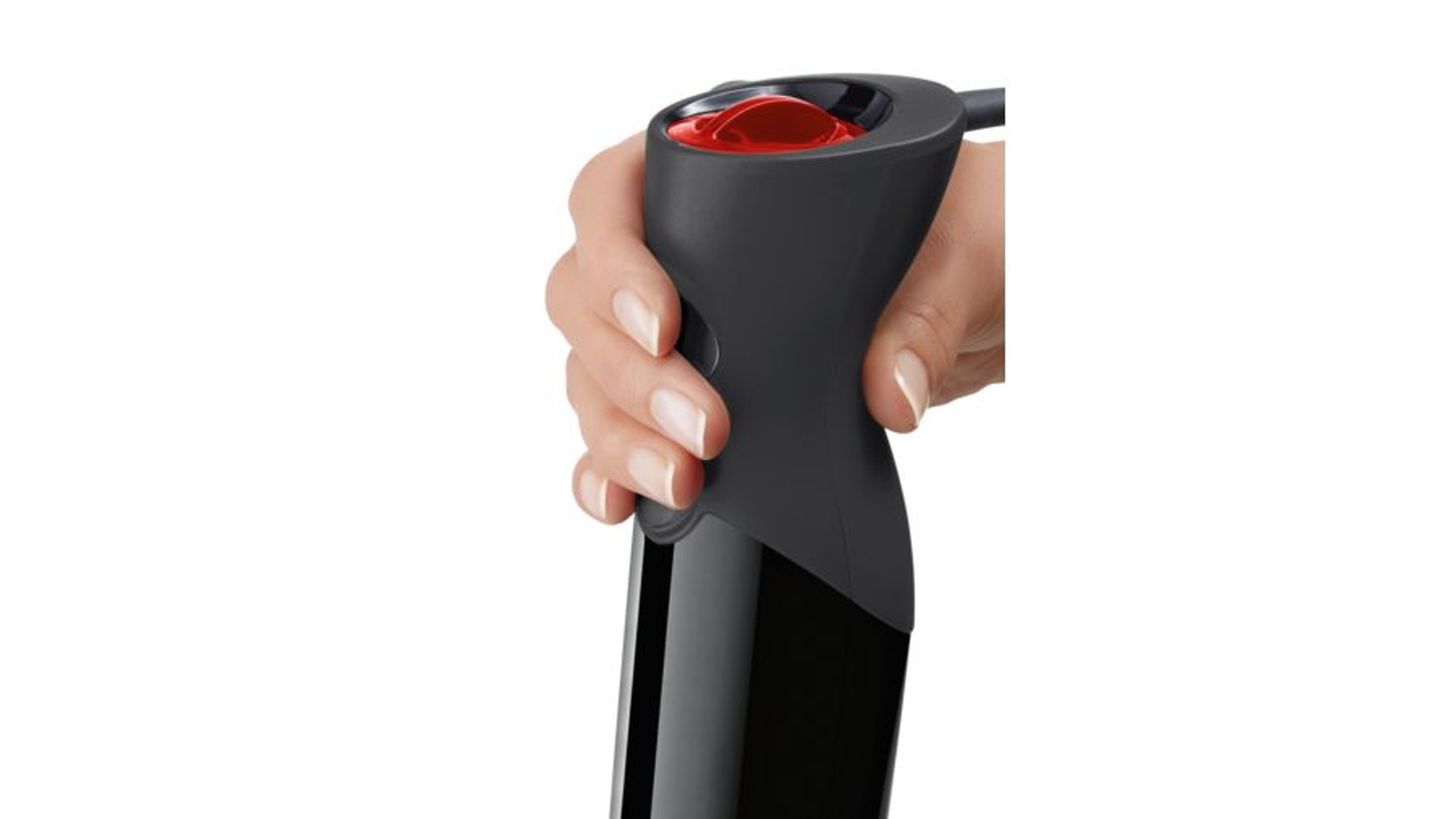 Ręka trzymająca czarny blender ręczny, widoczny czerwony przycisk.