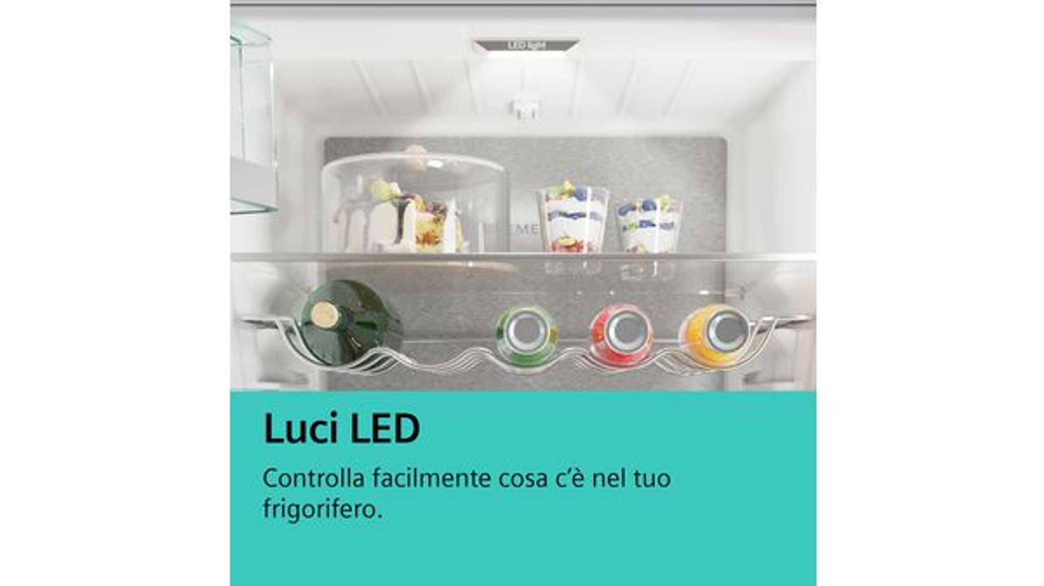 Innenraum eines Kühlschranks mit LED-Leuchten, Flaschen und Desserts.