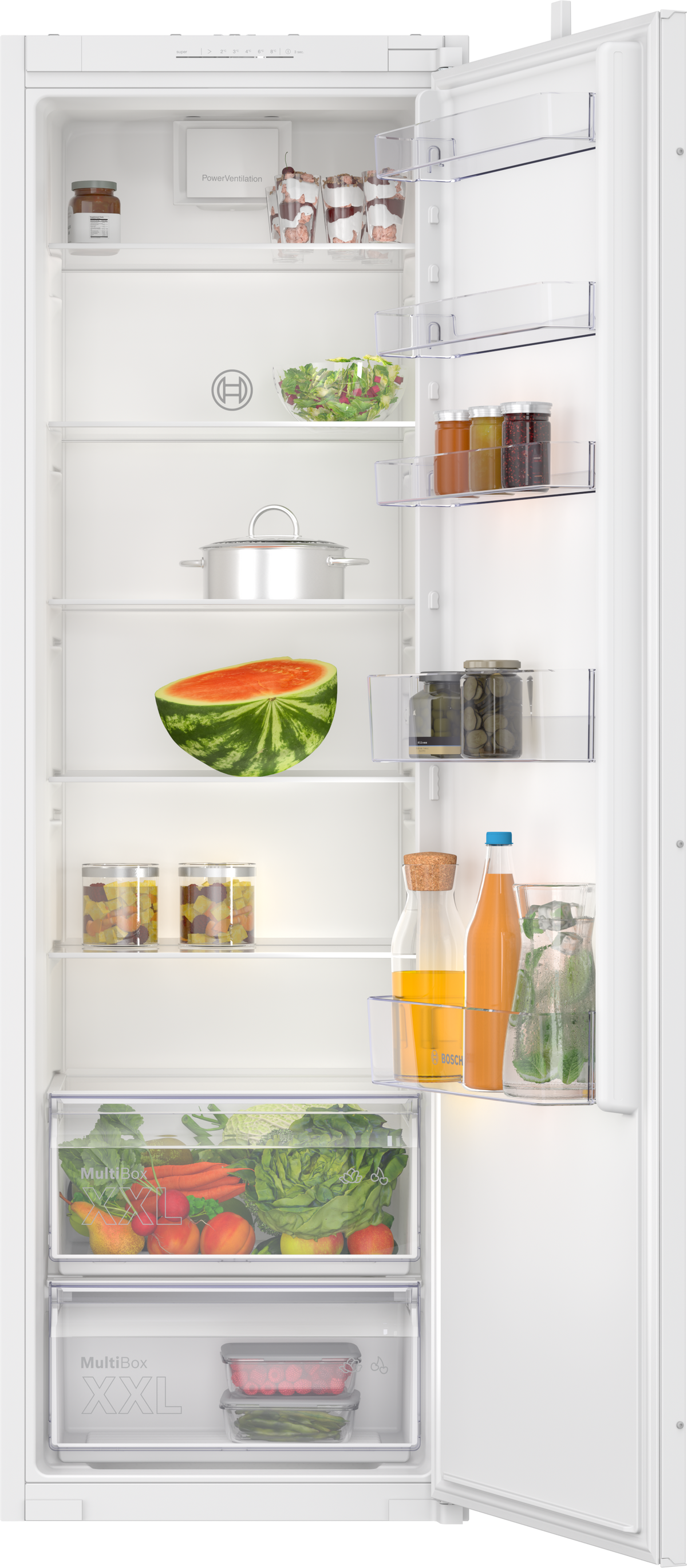 Frigorifero bianco aperto pieno di alimenti, tra cui un'anguria, verdure e barattoli.