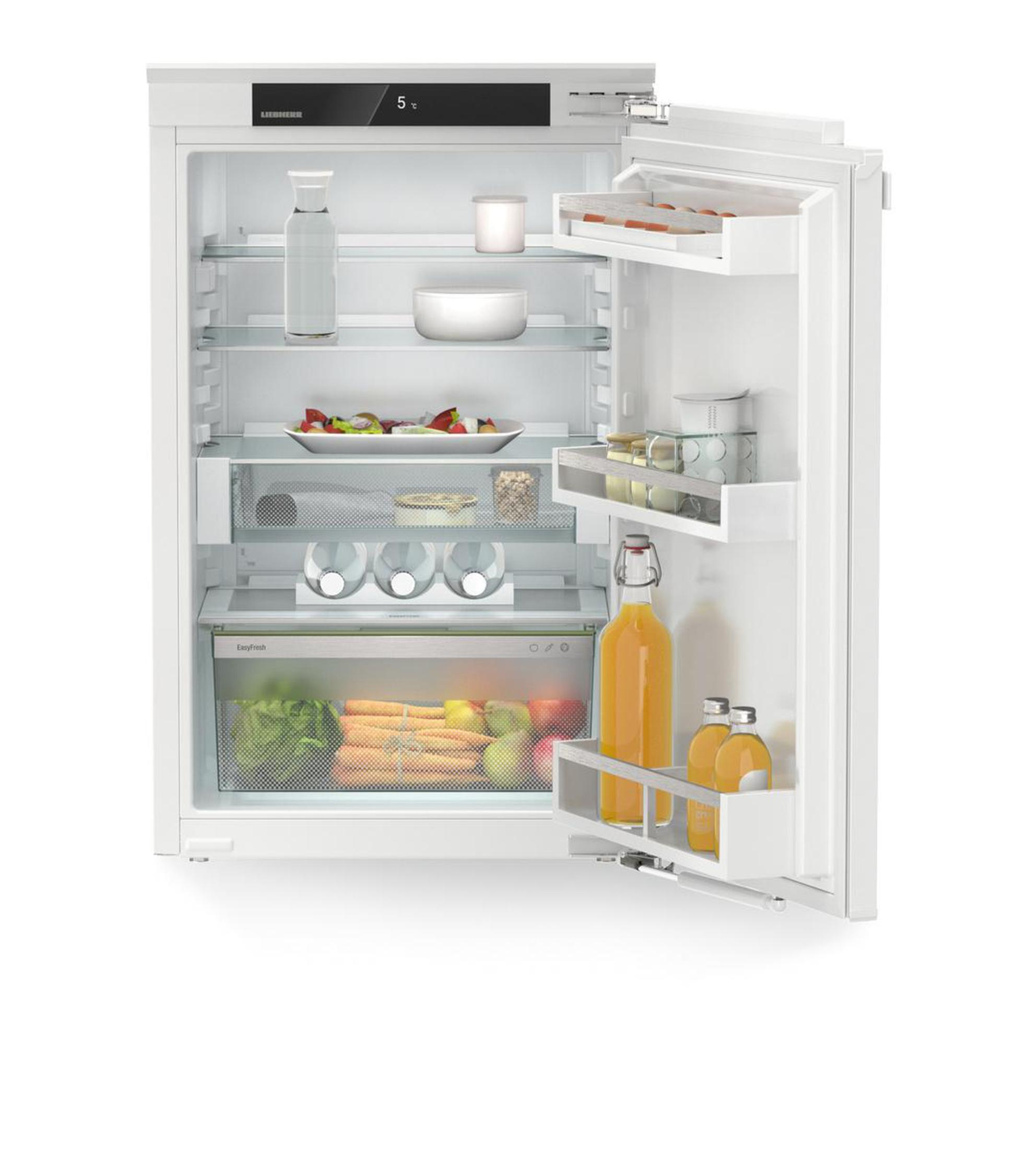 Offener Liebherr-Kühlschrank mit verschiedenen Regalen mit Lebensmitteln und digitaler Temperaturanzeige.