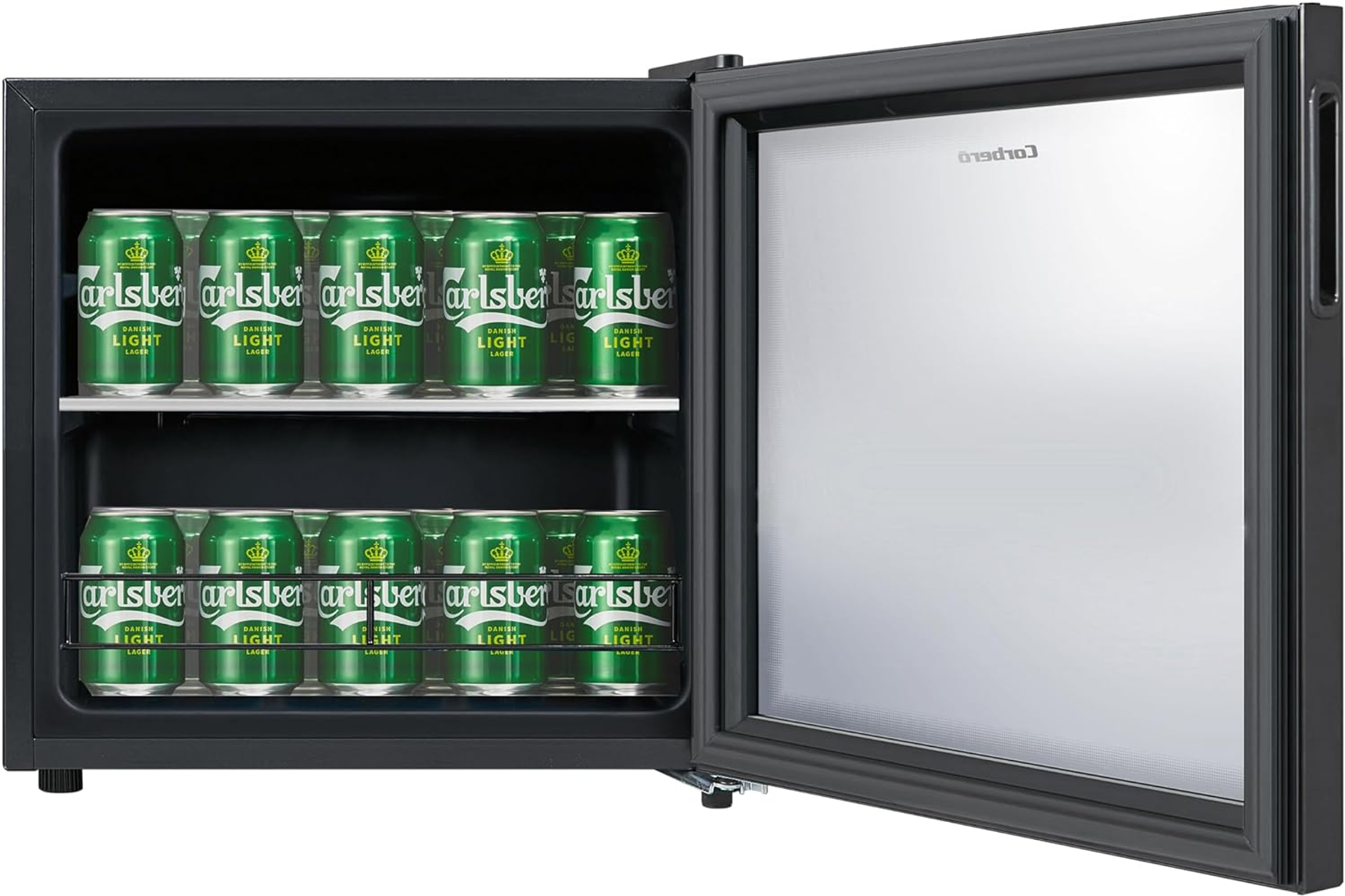Mininevera con latas de cerveza Carlsberg dentro, puerta abierta, exterior negro e interior plateado.