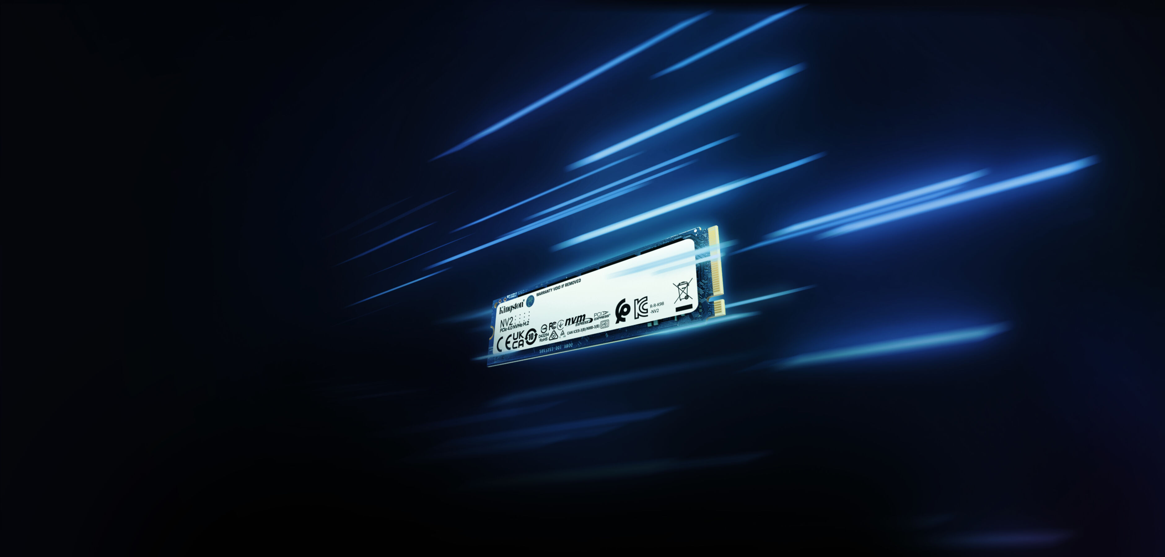 Karanlık arka planda mavi ışık çizgileriyle yüzen bir SSD sürücüsü.