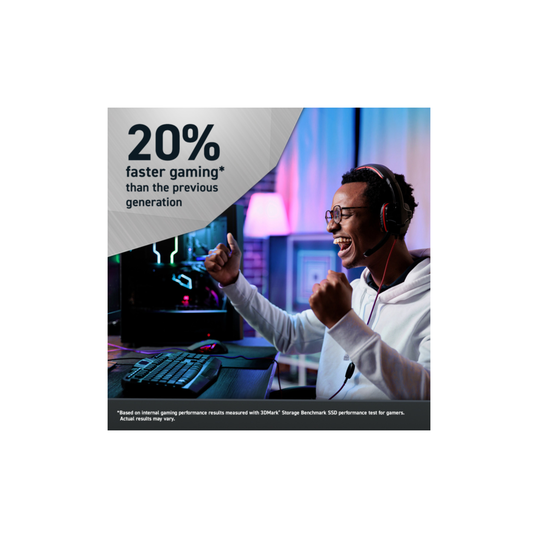 Gracz ze słuchawkami jest podekscytowany podczas grania w grę. Tekst mówi, że granie jest o 20% szybsze niż w poprzedniej generacji.