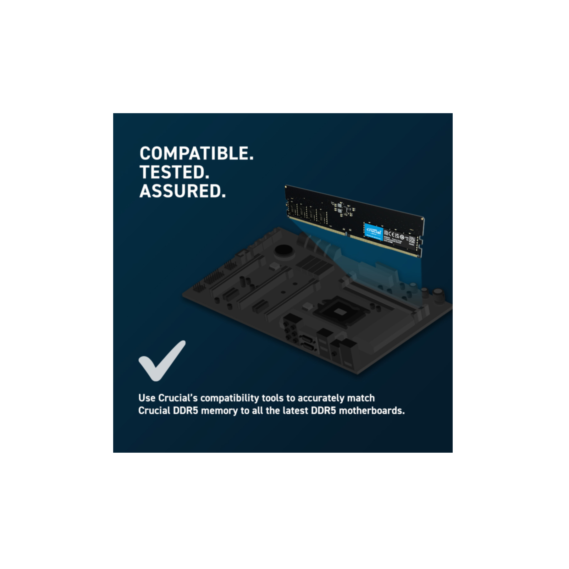 Een afbeelding met tekst over Crucial DDR5-geheugen en een computercomponent op een blauwe achtergrond.
