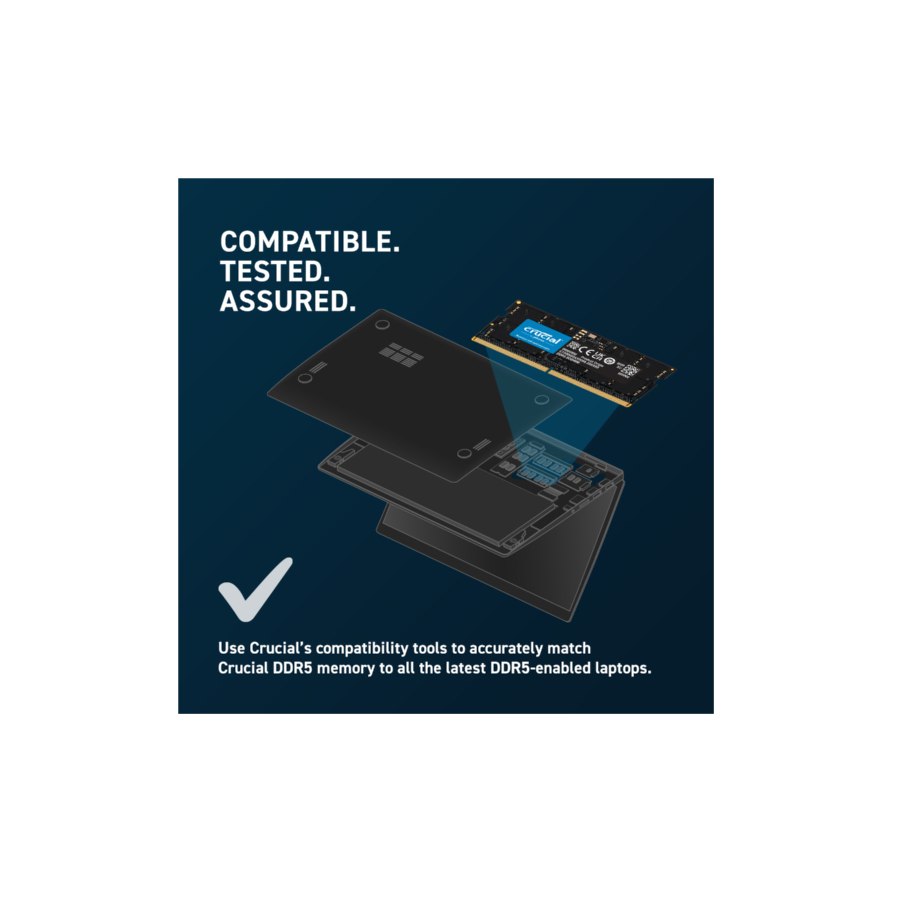 Diagrama que muestra el montaje de una laptop. Se destaca un módulo de memoria Crucial DDR5. Texto: Compatible. Probado. Asegurado.