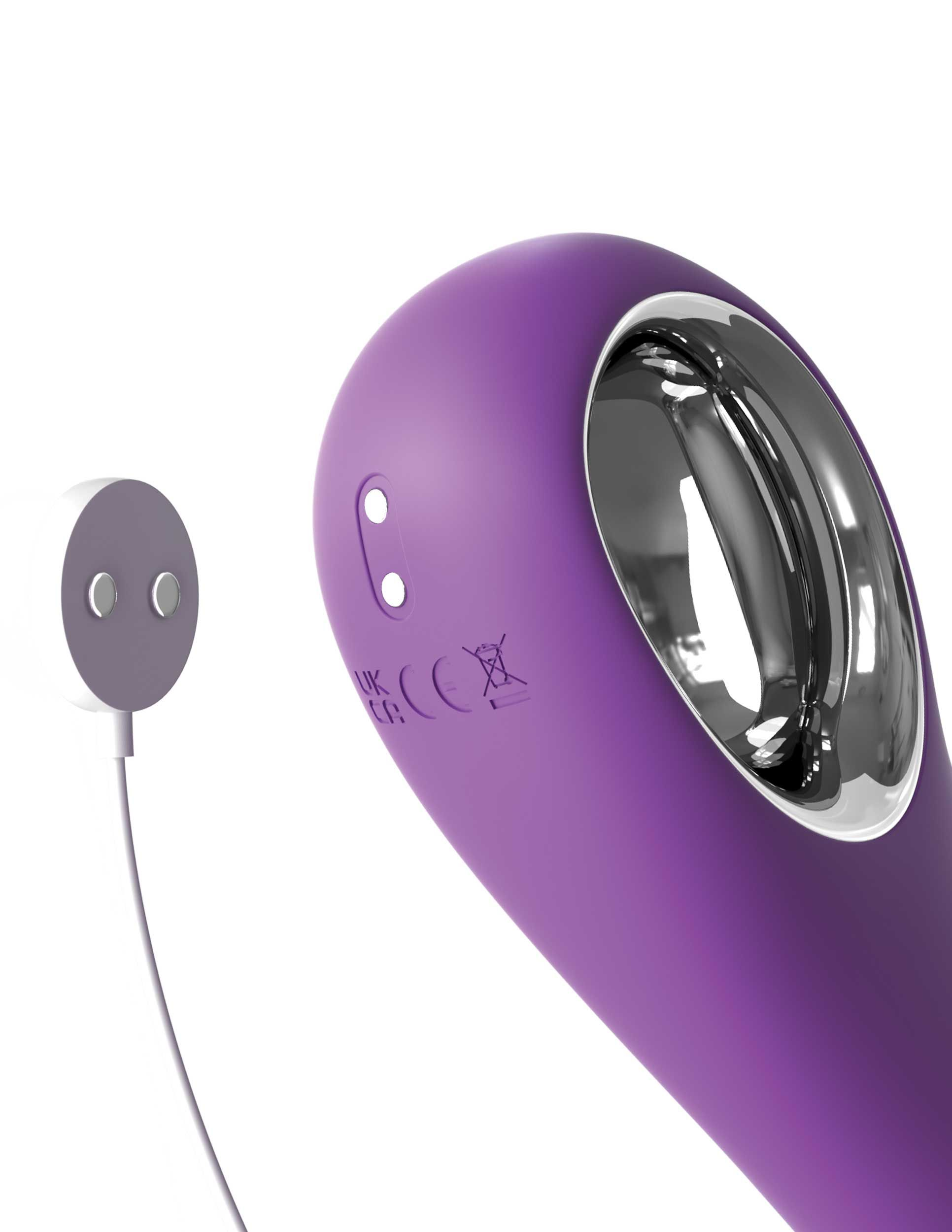Lila Sexspielzeug mit silbernem Detail und einem Ladekabel daneben.