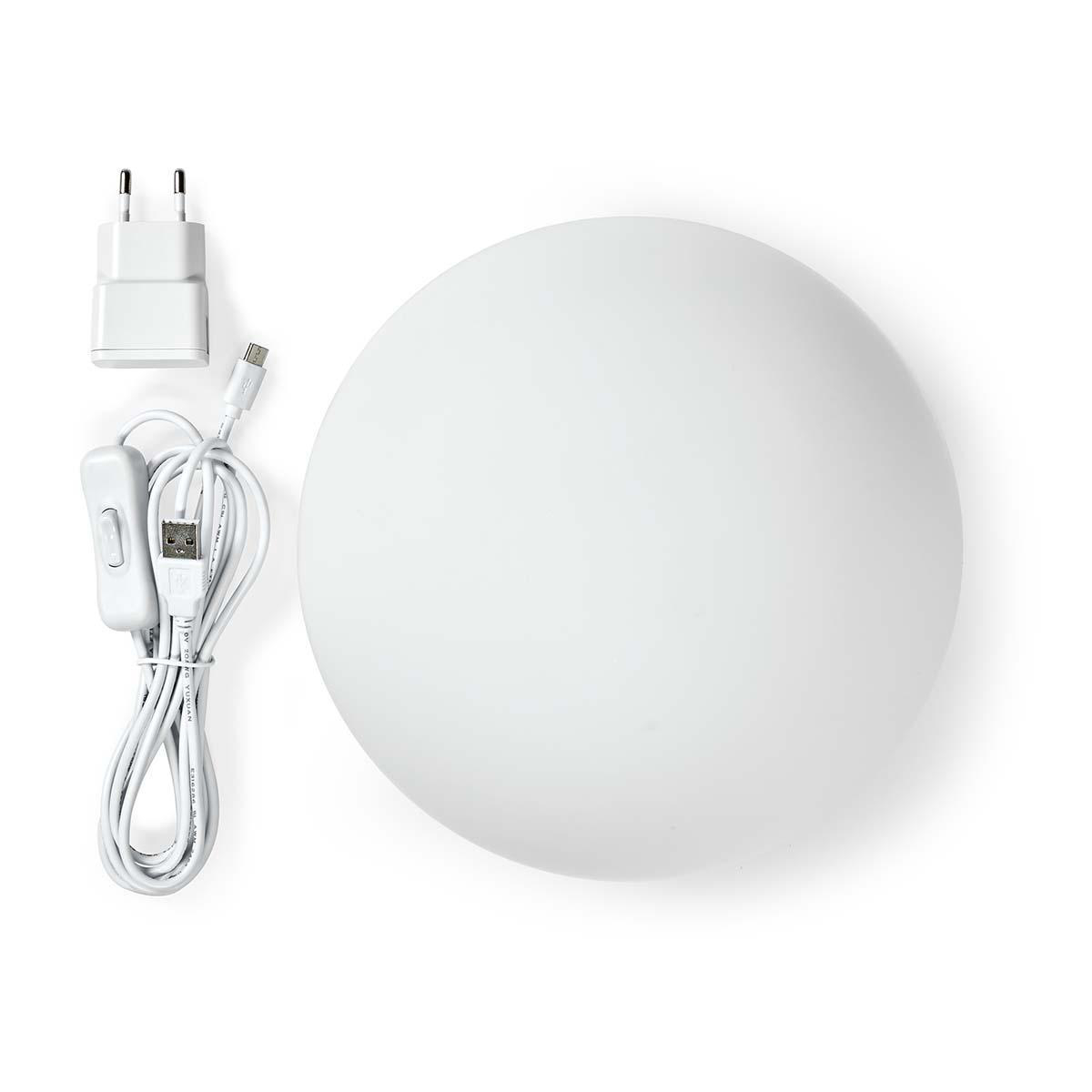 Lampada LED rotonda bianca, caricatore e cavo USB su bianco. La lampada è il focus principale.