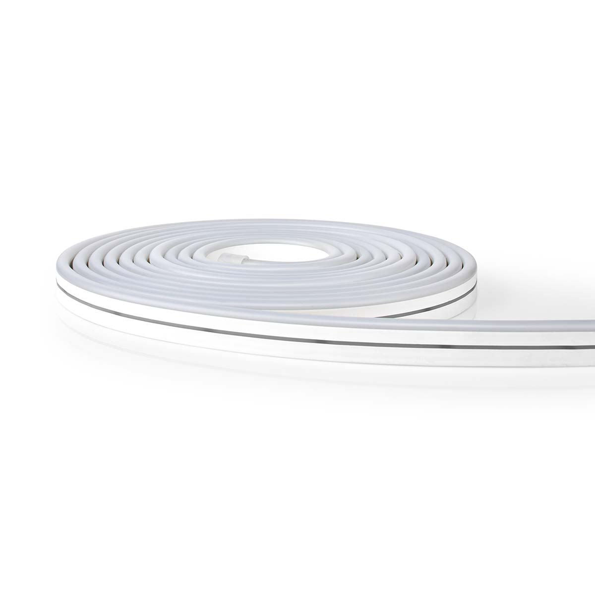 Opgerolde witte en grijze LED-strip op een wit oppervlak.