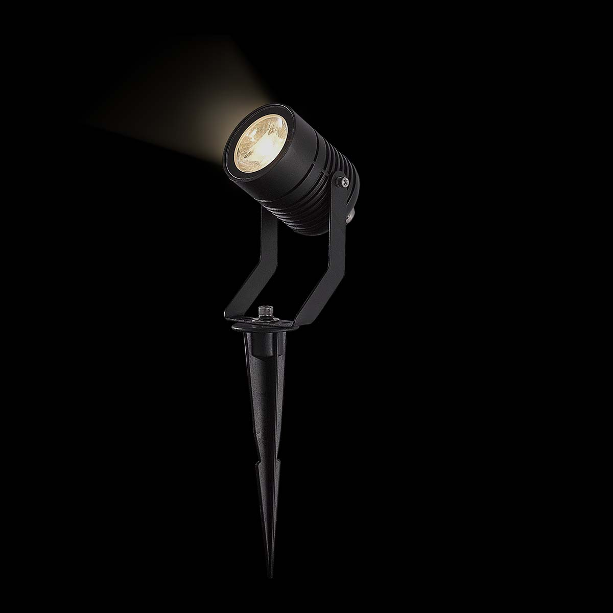 Schwarzer Strahler mit Spießfuß. Der Lichtstrahl ist nach oben gerichtet.