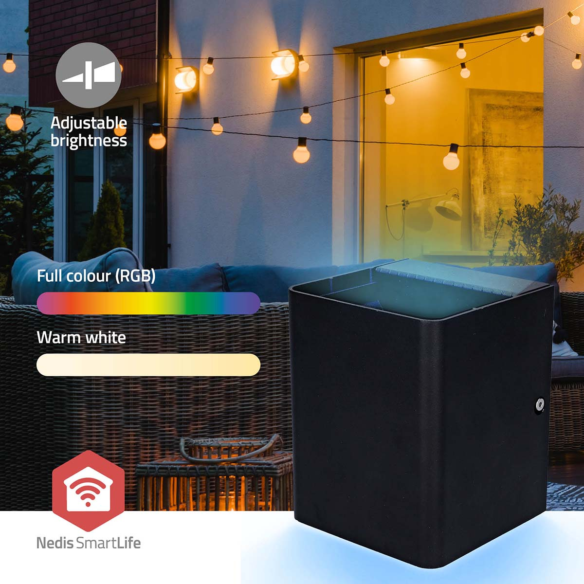 Eine schwarze Außenleuchte mit einstellbarer Helligkeit und voller Farbe, umgeben von Lichterketten.