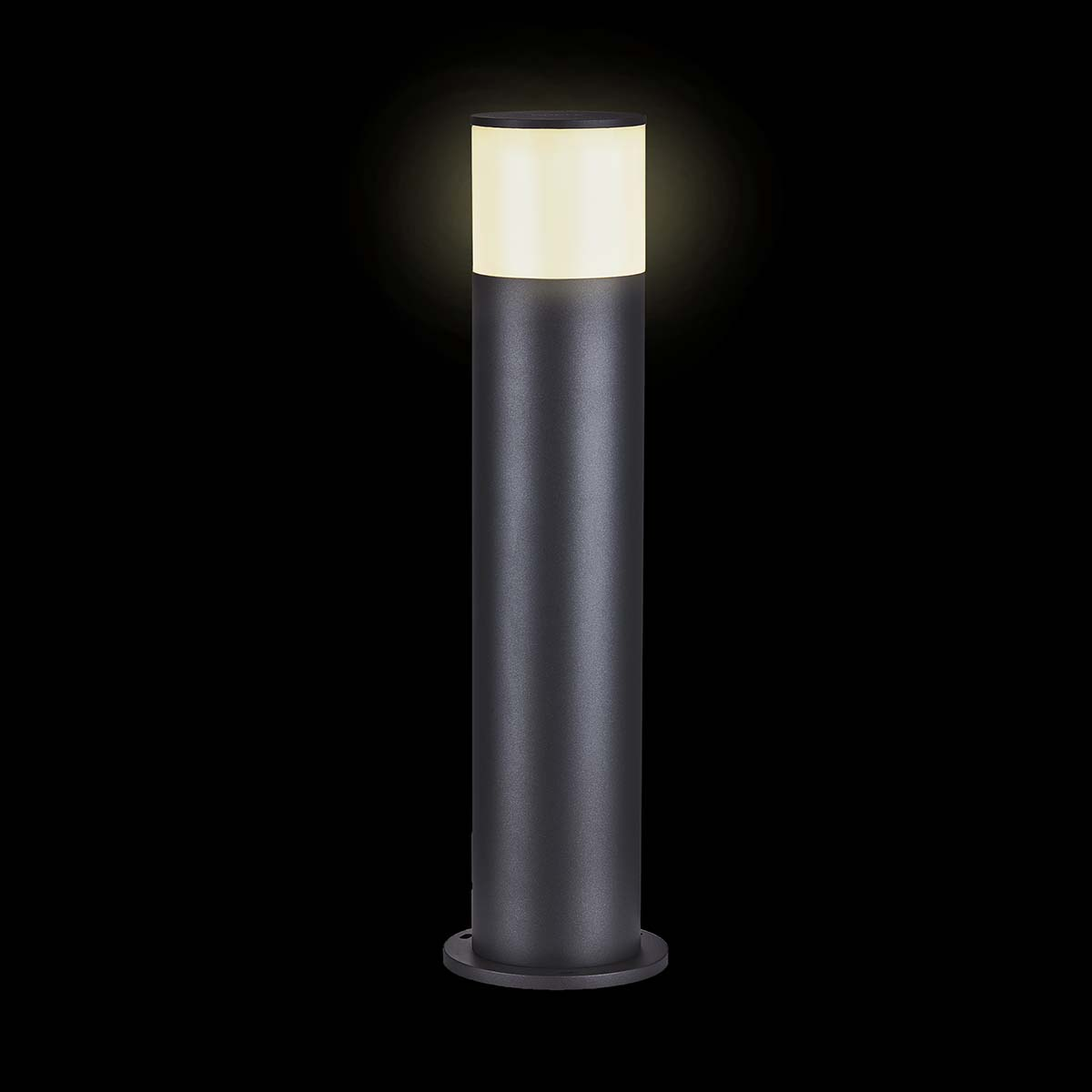 Schwarze zylindrische Außenleuchte, die von oben Licht abstrahlt. Dunkler Hintergrund.
