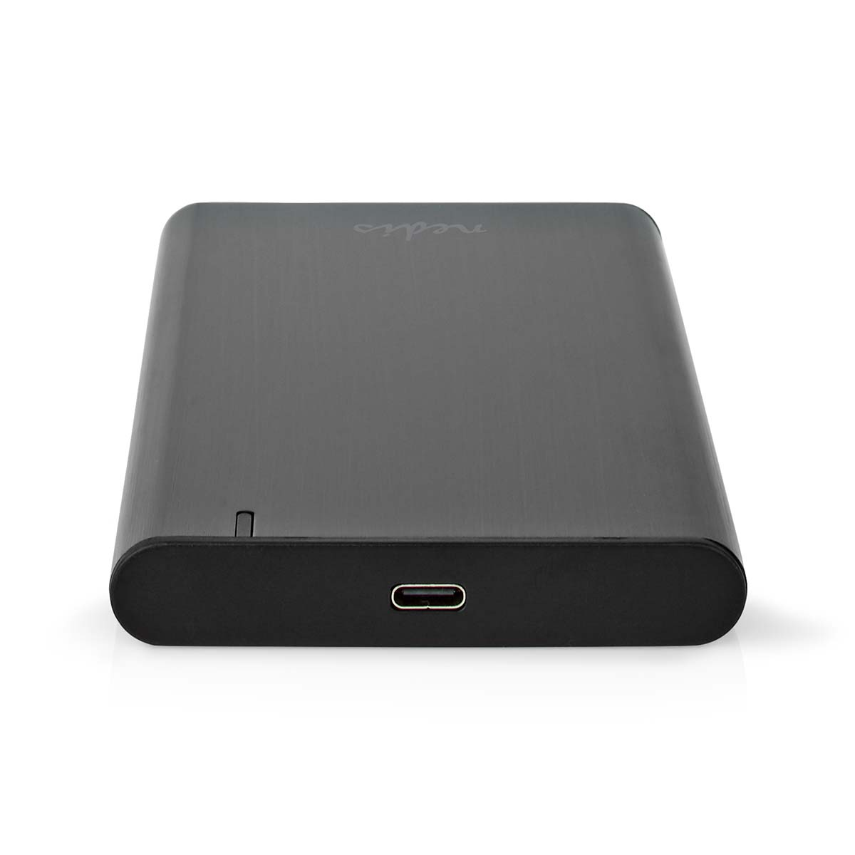 Eine schwarze externe Festplatte mit USB-C-Anschluss auf weißem Untergrund.