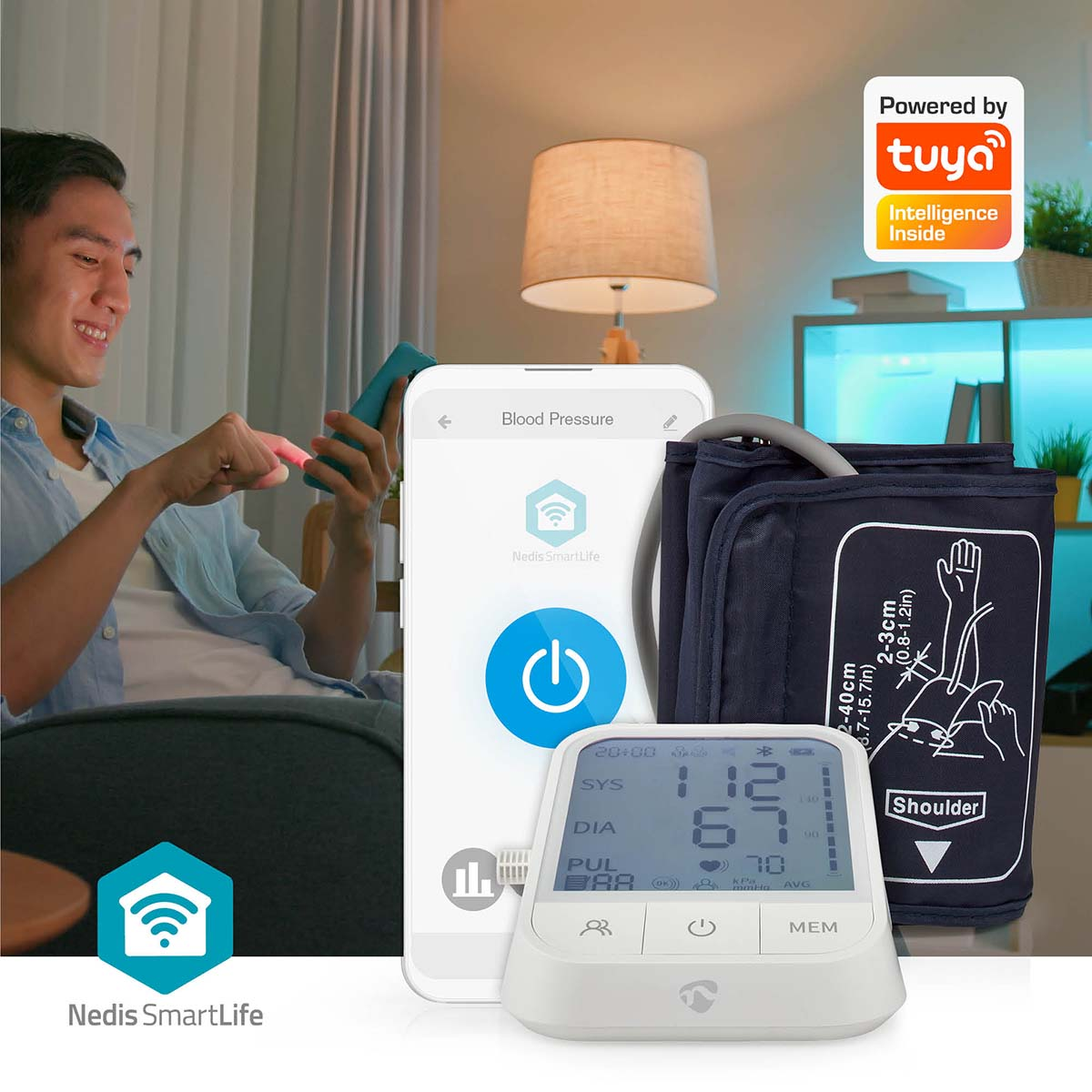 Mann benutzt Telefon, verbunden mit Blutdruckmessgerät. Smart-Home-App zeigt Blutdruckwerte.