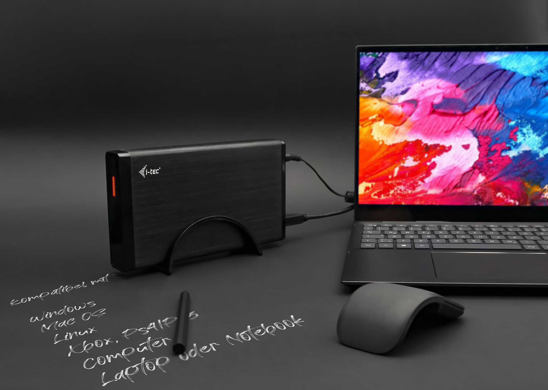 Schwarze externe Festplatte, verbunden mit Laptop, mit Maus.
