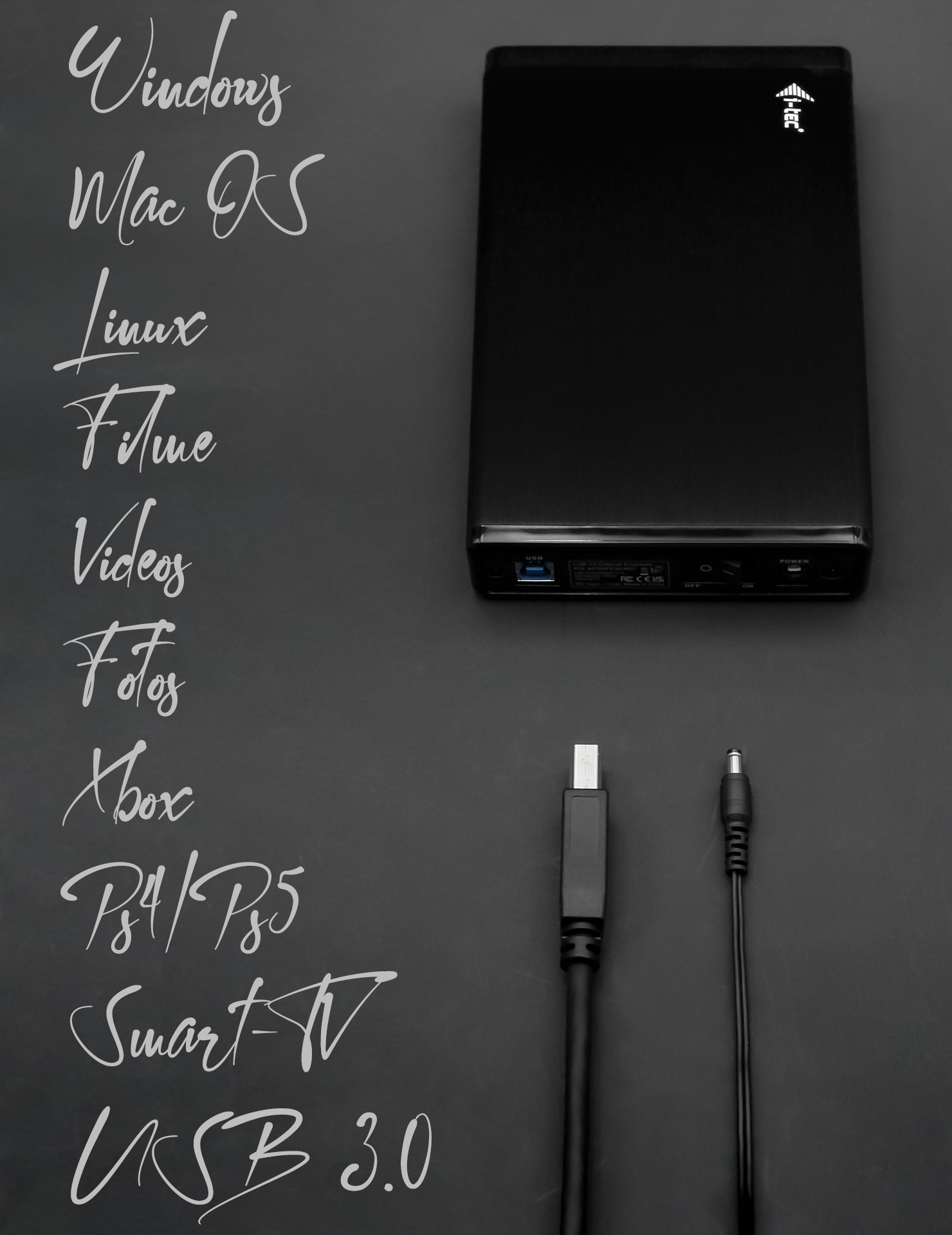 Schwarze externe Festplatte mit Etiketten: Windows, Mac OS, Linux, Filme, Videos, Fotos, Xbox.
